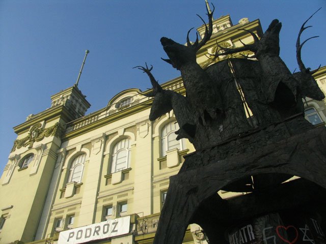 Repertuar teatru nie trafia do młodzieży. Do teatru praktycznie nie przychodzą zorganizowane grupy.