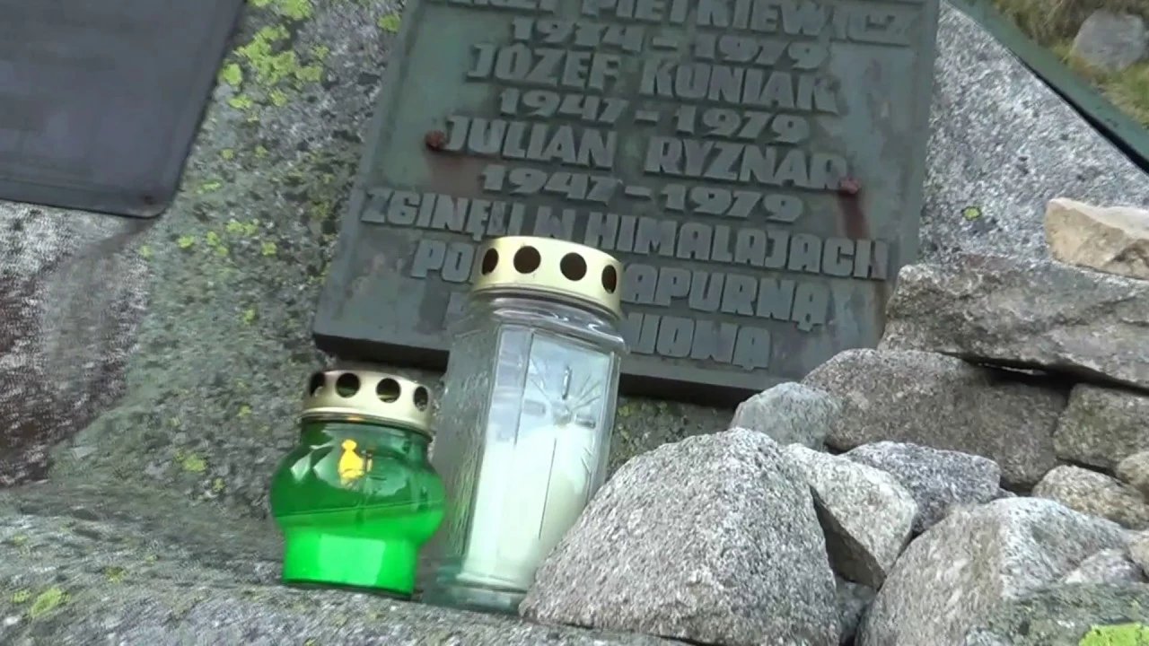cmentarz-gdzie-nie-wolno-palic-zniczy-128645