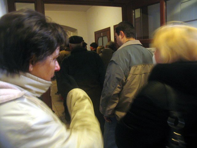 Długa kolejka kłębiła się w ratuszu przed godziną 11.