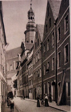 Zdjęcie Priesterstrasse z widokiem na kościół św. Erazma i Pankracego. Lata 20. minionego wieku.