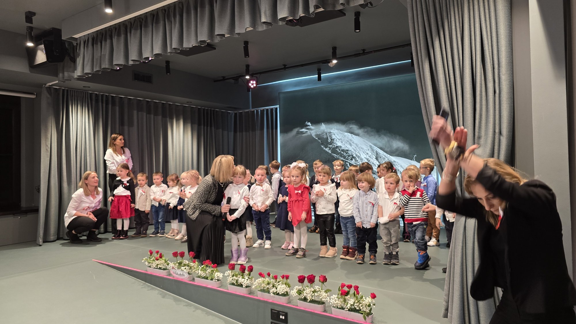 przedszkolaki-z-karpacza-debiutoway-na-scenie-centrum-integracji-edukacji-i-kultury-w-karpaczu-128892
