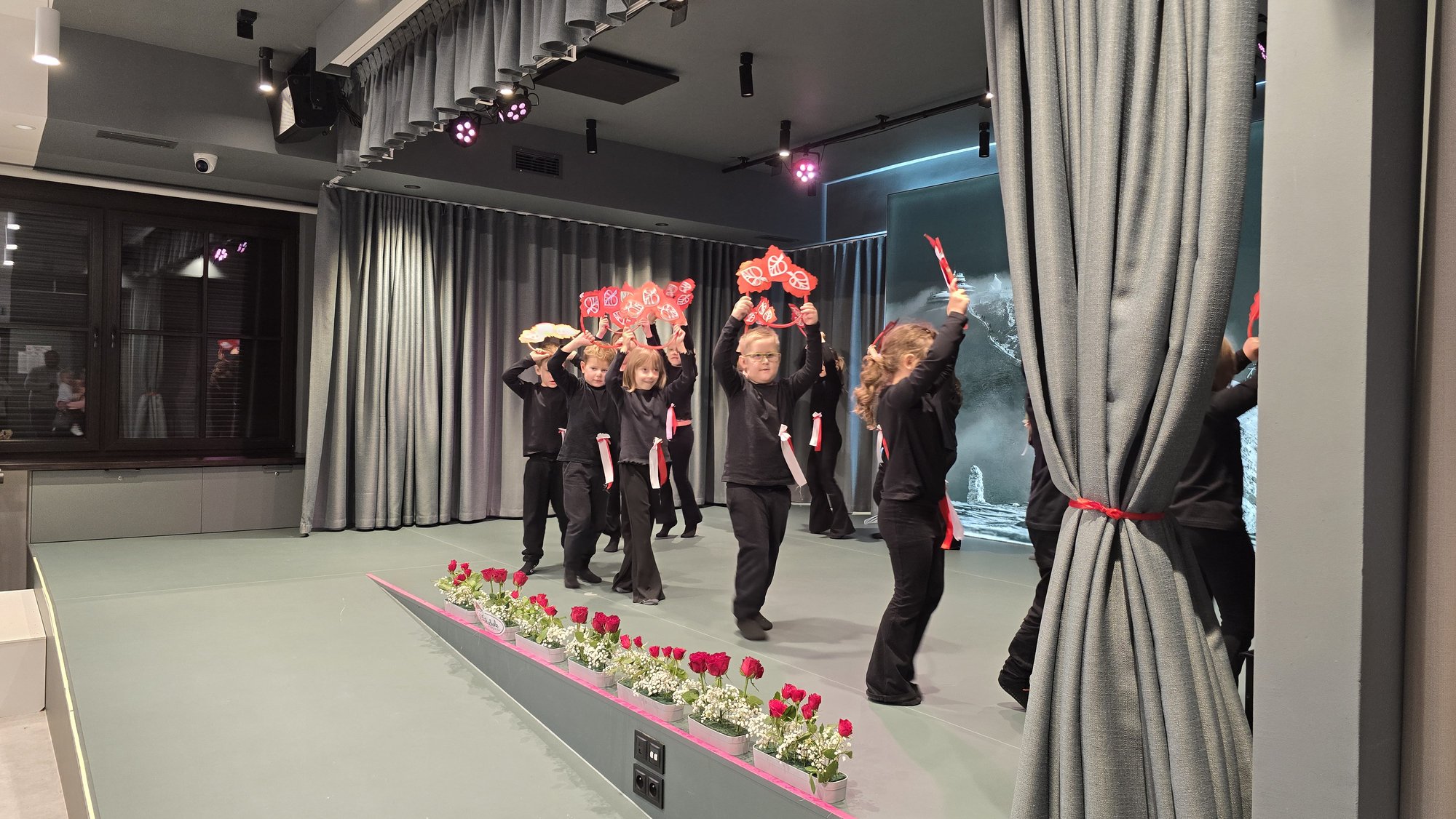 przedszkolaki-z-karpacza-debiutoway-na-scenie-centrum-integracji-edukacji-i-kultury-w-karpaczu-128892