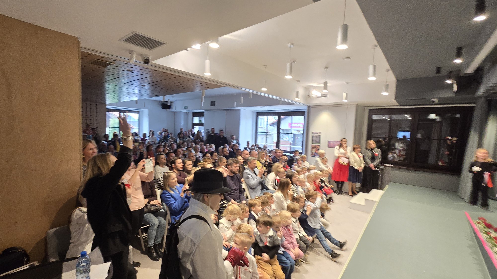 przedszkolaki-z-karpacza-debiutoway-na-scenie-centrum-integracji-edukacji-i-kultury-w-karpaczu-128892