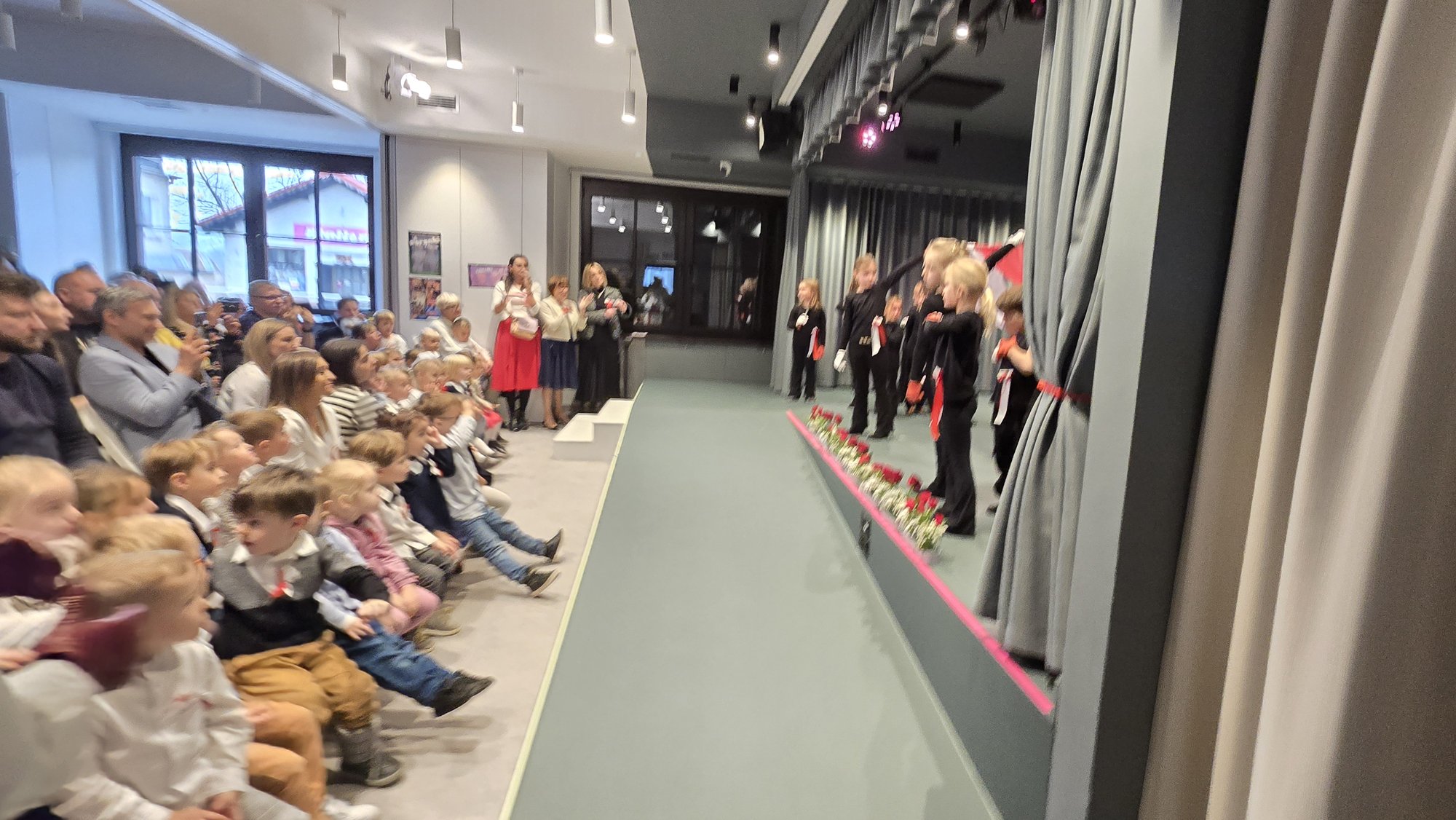 przedszkolaki-z-karpacza-debiutoway-na-scenie-centrum-integracji-edukacji-i-kultury-w-karpaczu-128892