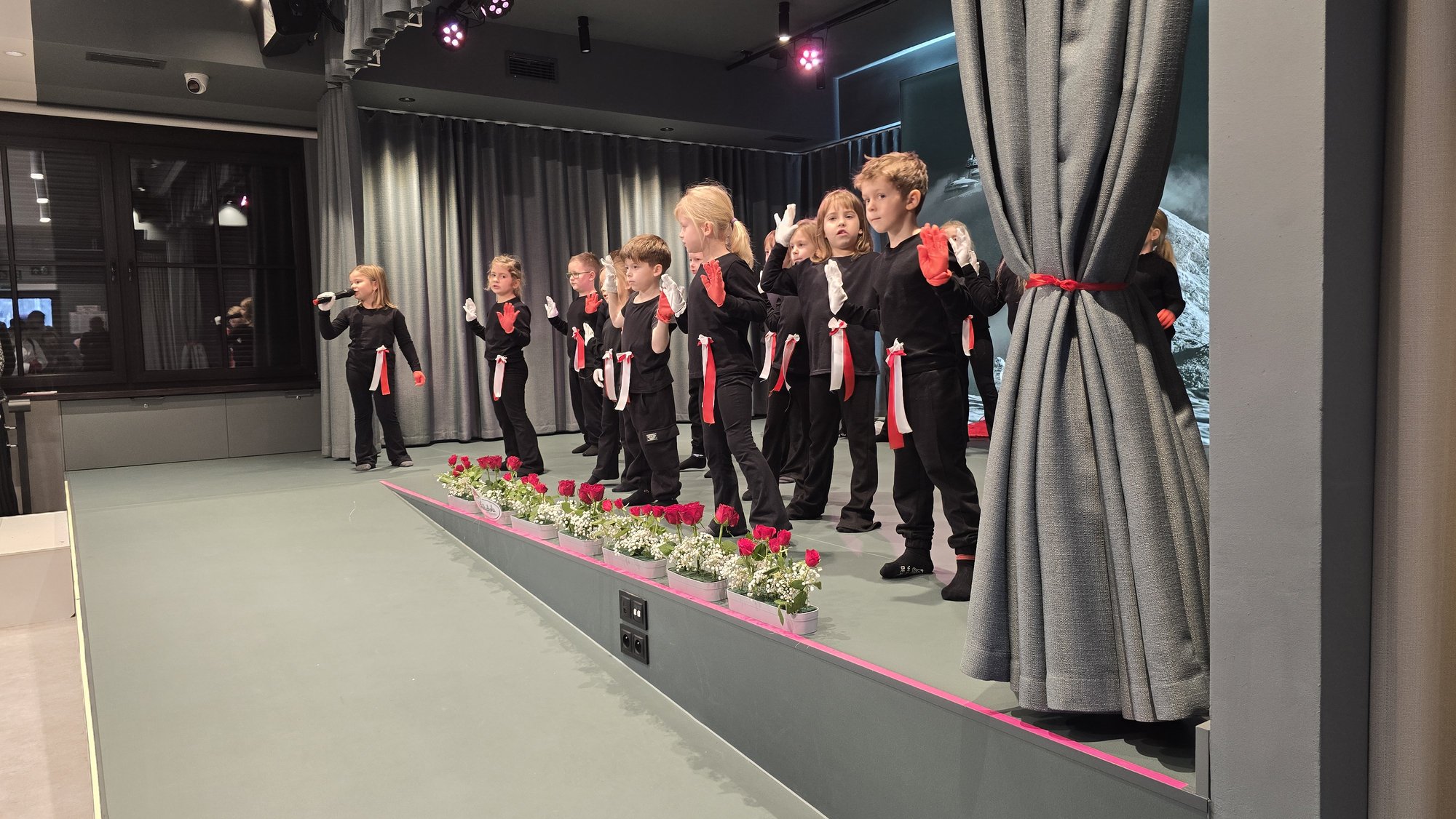 przedszkolaki-z-karpacza-debiutoway-na-scenie-centrum-integracji-edukacji-i-kultury-w-karpaczu-128892