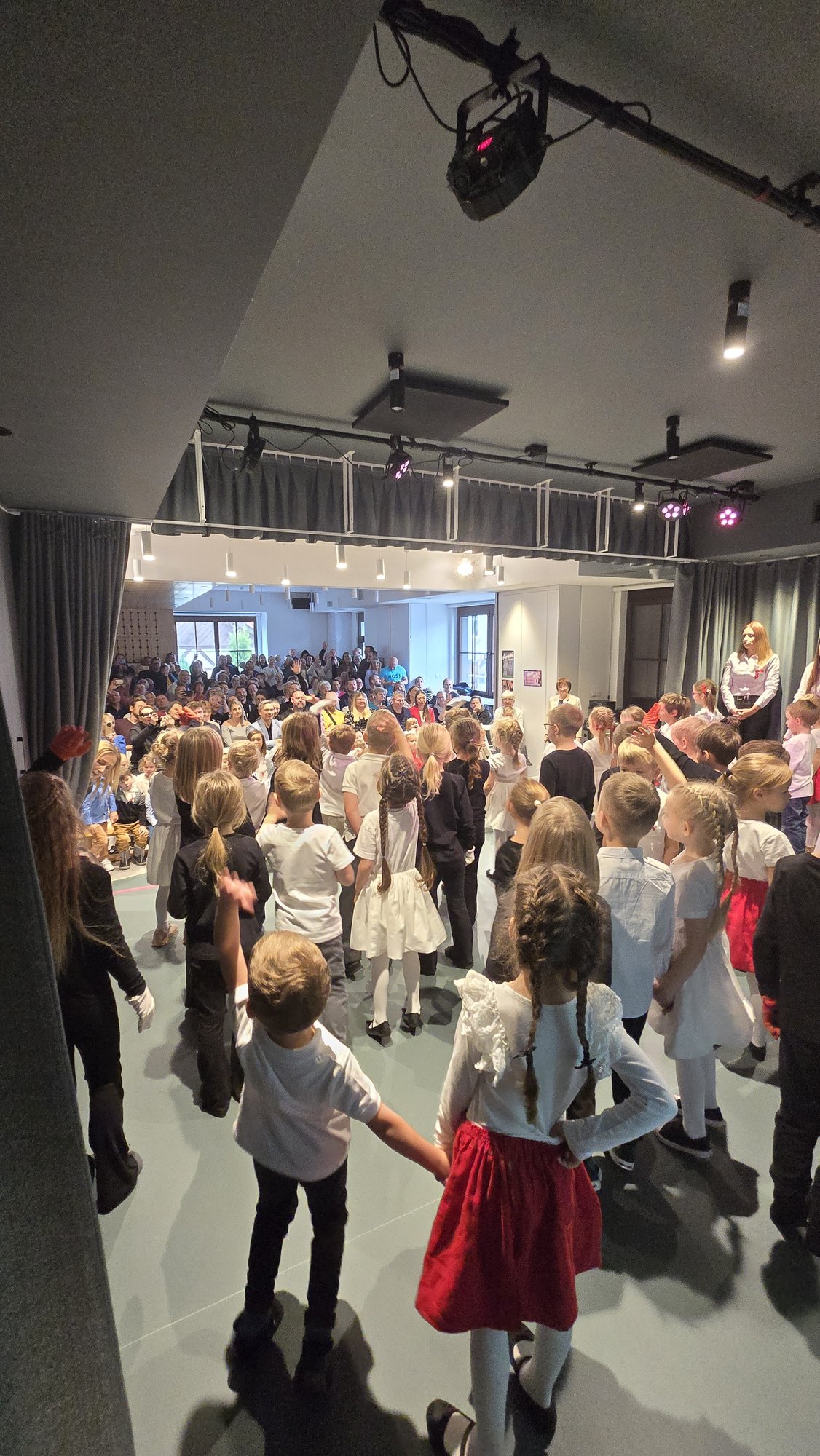 przedszkolaki-z-karpacza-debiutoway-na-scenie-centrum-integracji-edukacji-i-kultury-w-karpaczu-128892