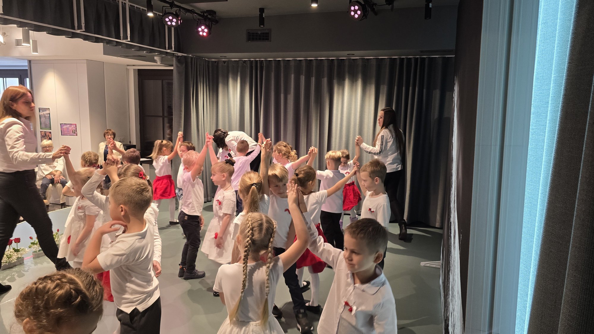 przedszkolaki-z-karpacza-debiutoway-na-scenie-centrum-integracji-edukacji-i-kultury-w-karpaczu-128892