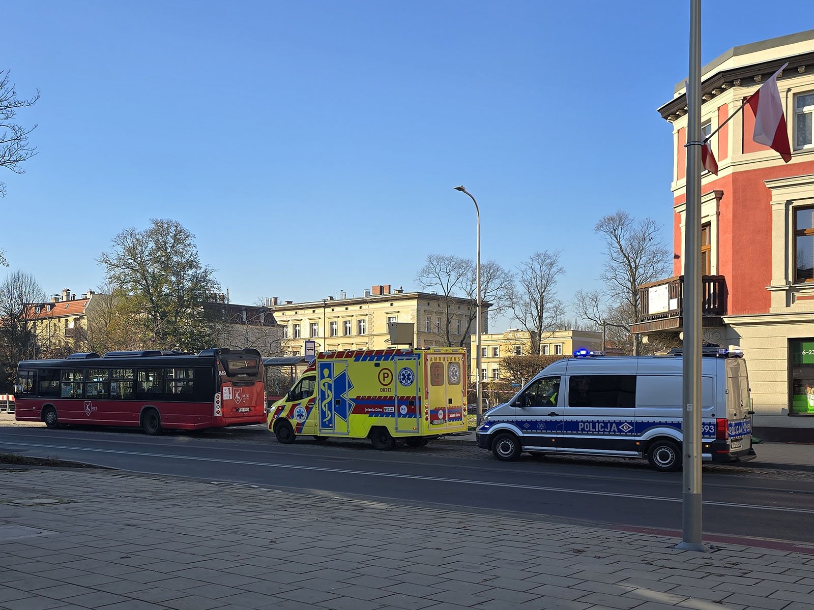 karetka-zabraa-ja-z-przystanku-128924