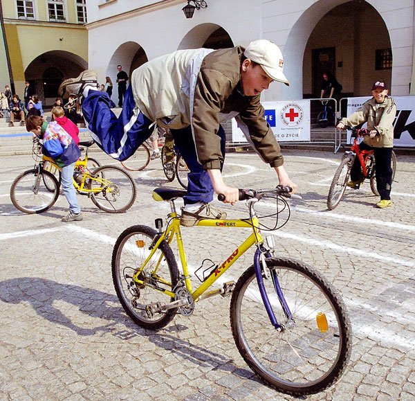 Amatorzy rowerowych popisów upodobali sobie plac Ratuszowy.