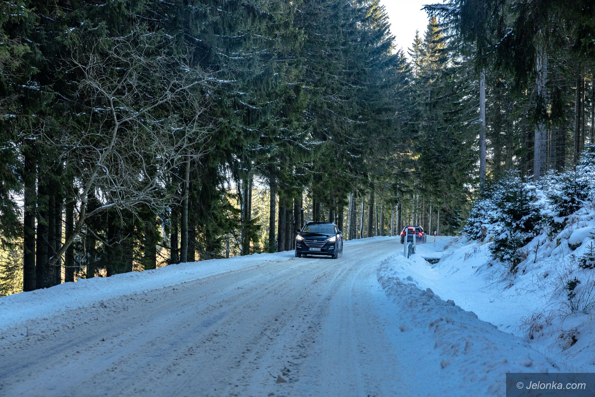 samochod-w-rowie-wyzwania-na-zasniezonych-drogach-129248