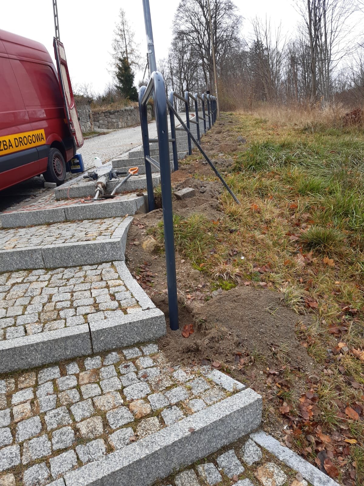 nowe-barierki-przy-ul-turystycznej-129350