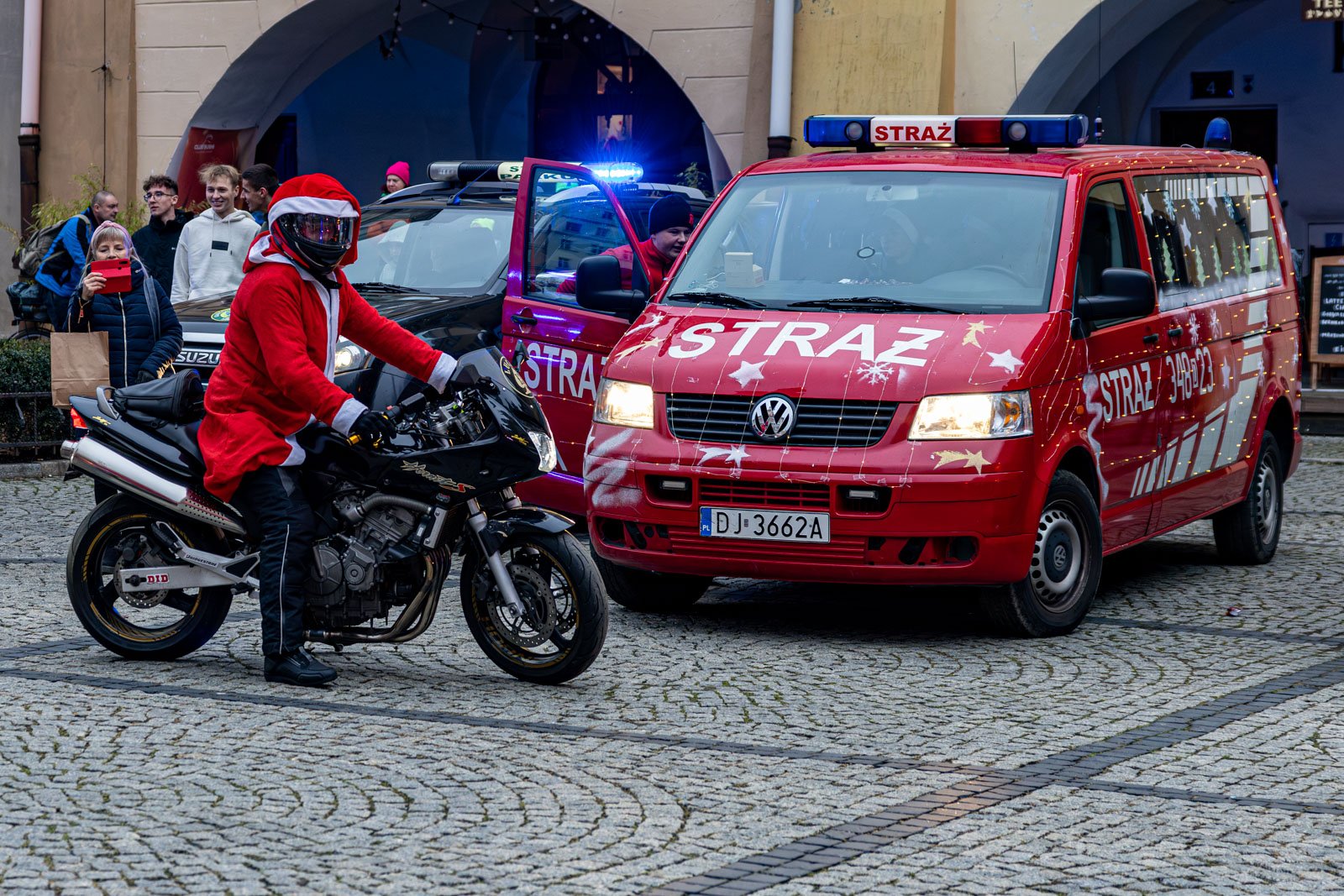 magiczne-swieta-w-jeleniej-gorze-miasto-rozbyso-129533