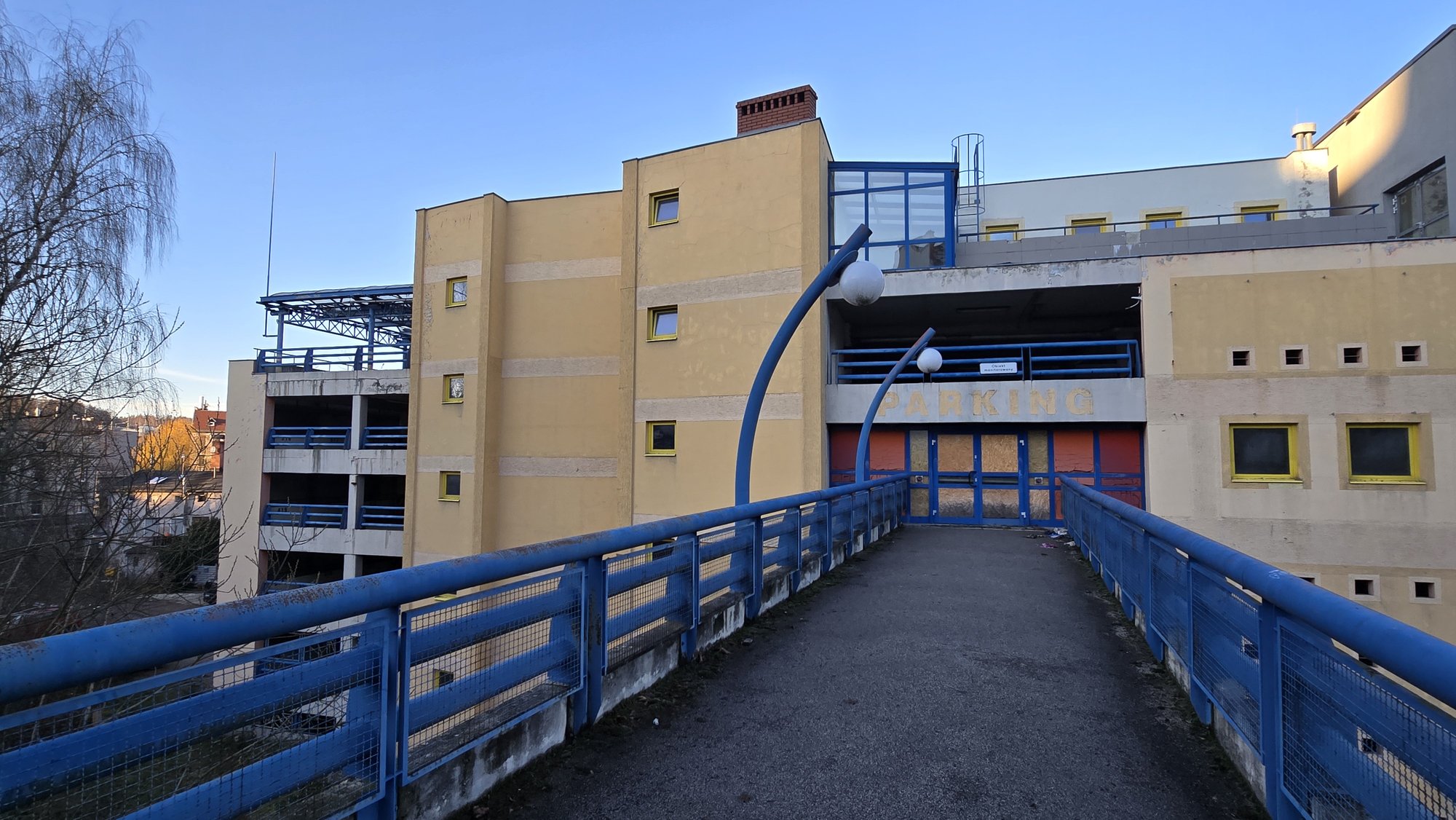 niszczeje-parking-na-pijarskiej-129590