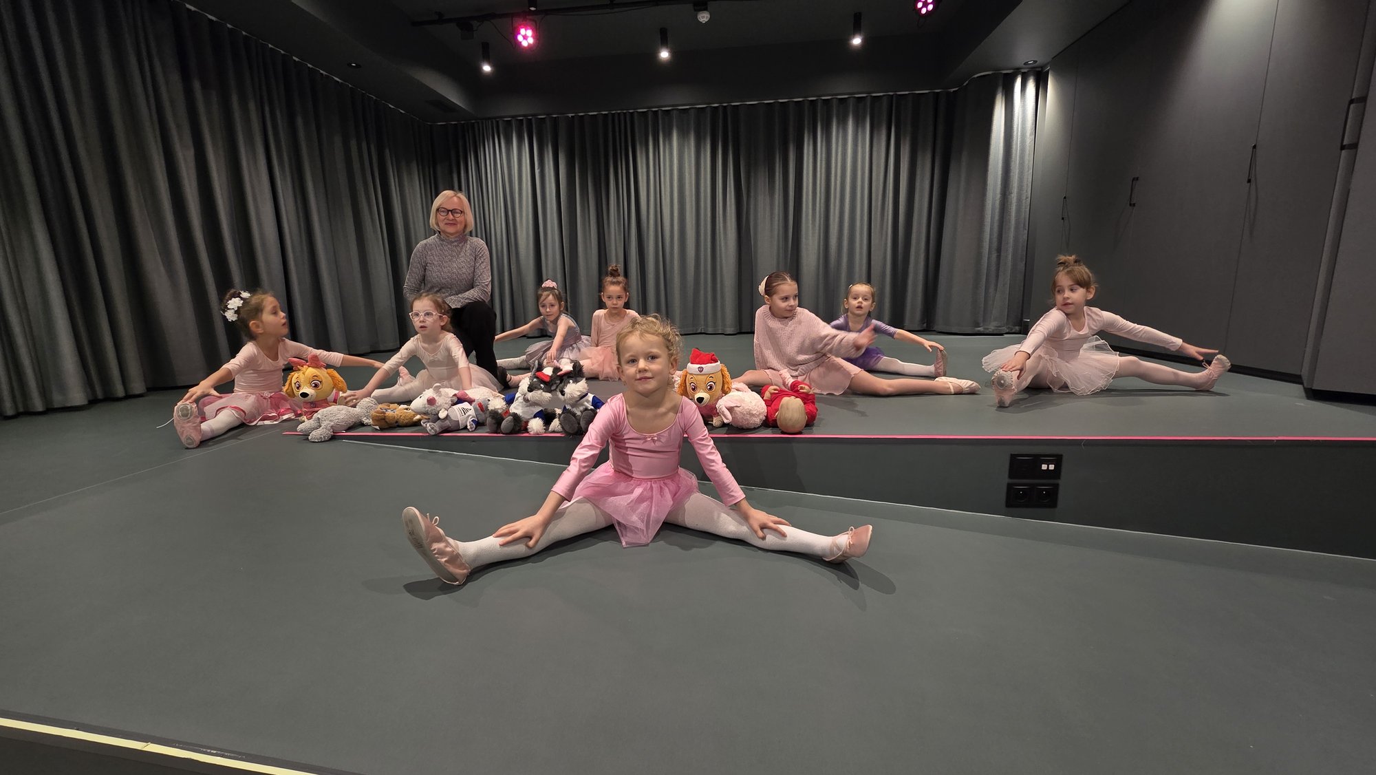 mode-baletnice-z-karpacza-oczaroway-publicznosc-swoim-pierwszym-wystepem-129811