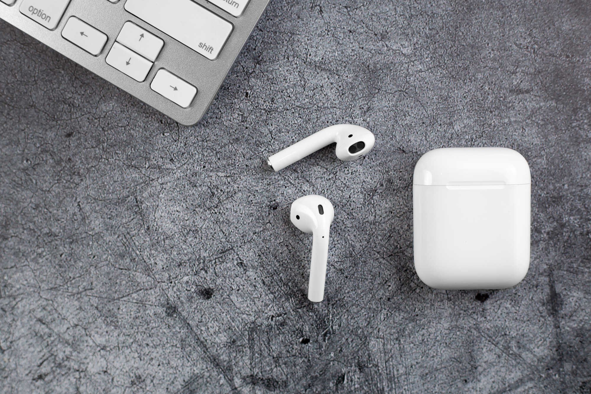 najlepsze-akcesoria-do-airpods-w-2024-roku-od-ochrony-po-wygode-uzytkowania-130020