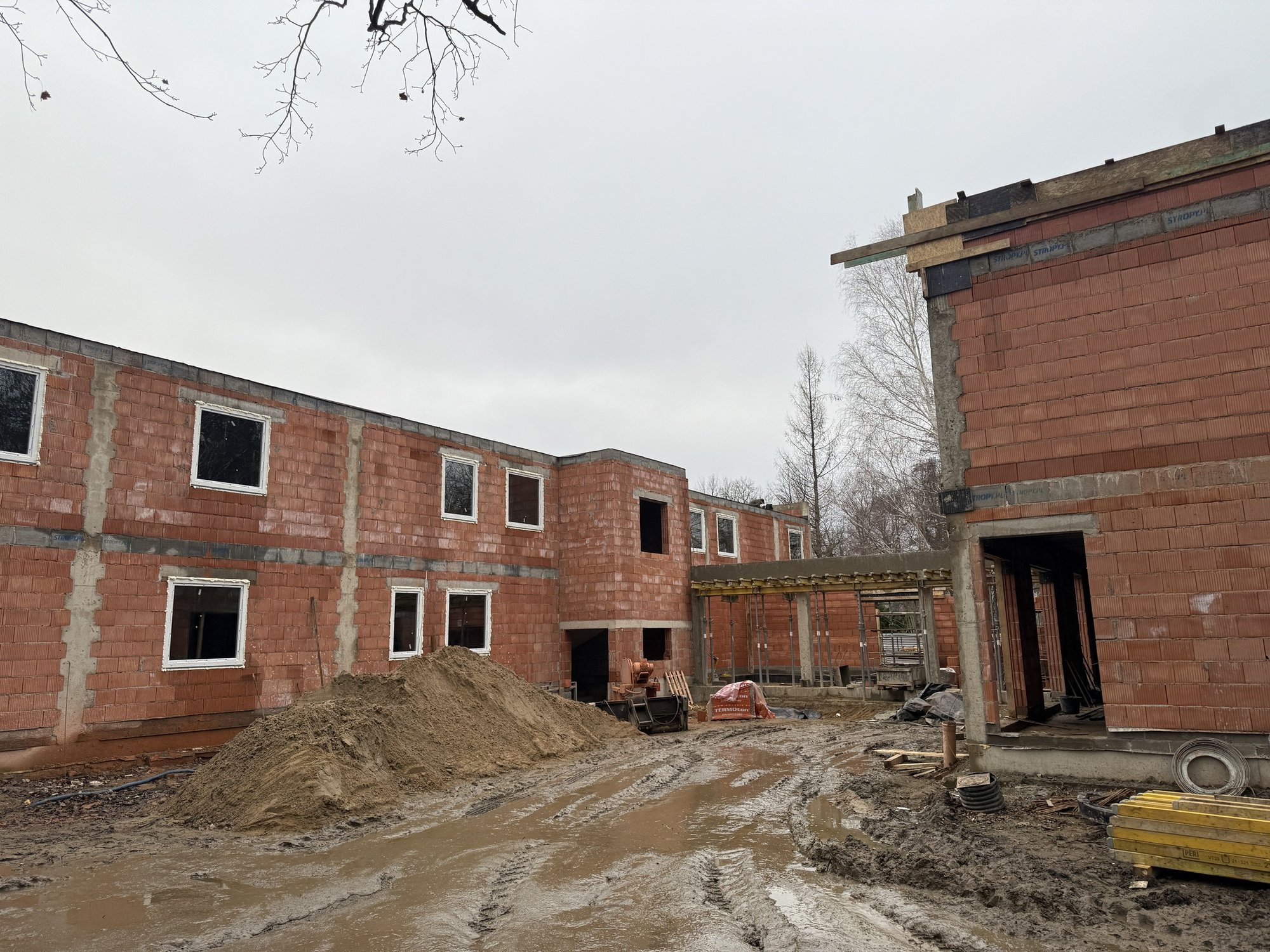 bya-bursa-zmienia-sie-w-centrum-dla-seniorow-130026