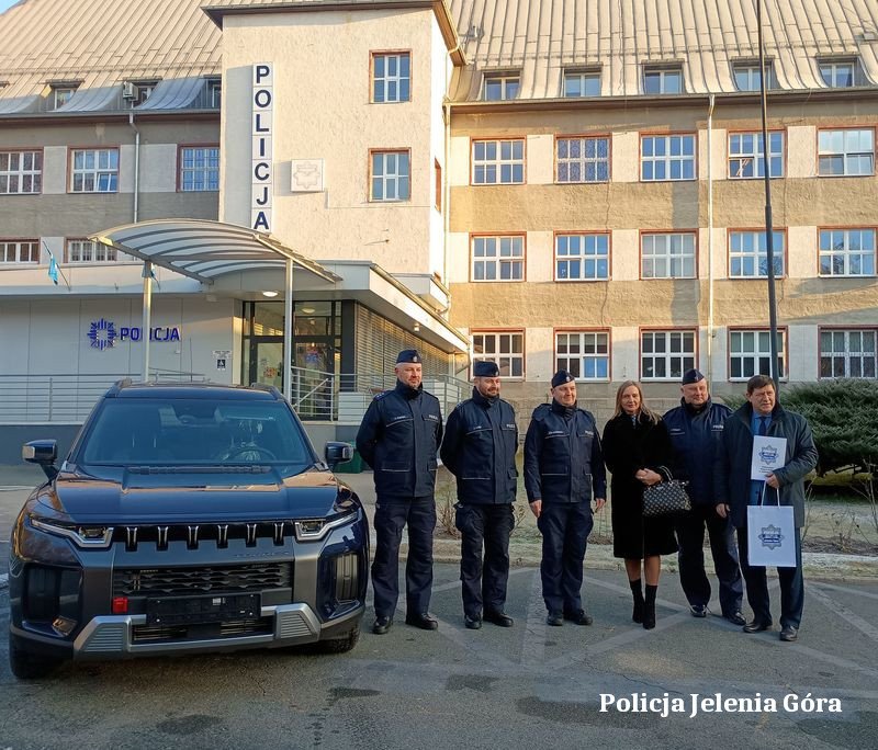 nowy-radiowoz-dla-policji-w-jeleniej-gorze-130106
