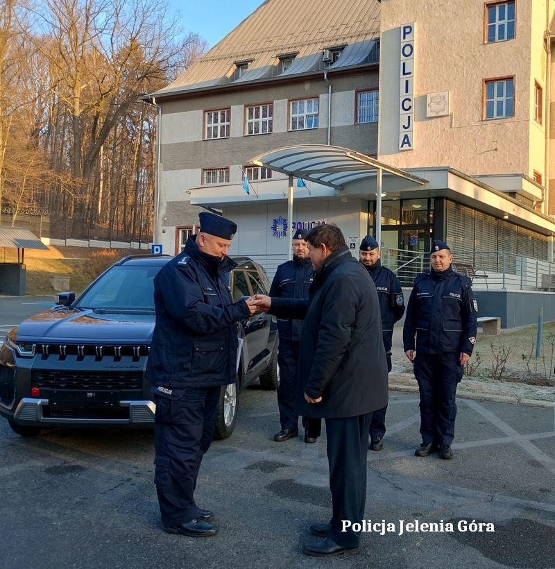 nowy-radiowoz-dla-policji-w-jeleniej-gorze-130106