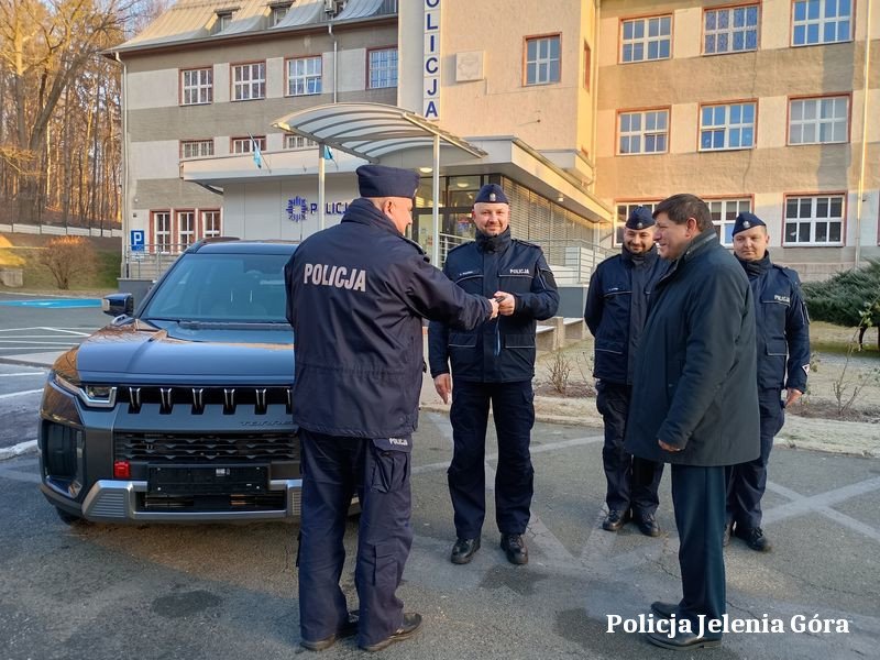nowy-radiowoz-dla-policji-w-jeleniej-gorze-130106