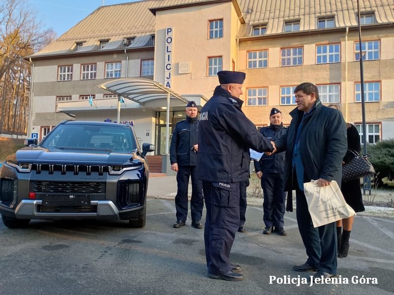 nowy-radiowoz-dla-policji-w-jeleniej-gorze-130106