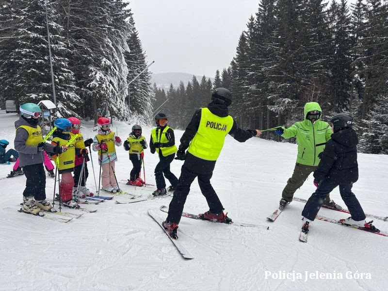 policjanci-na-nartach-130201