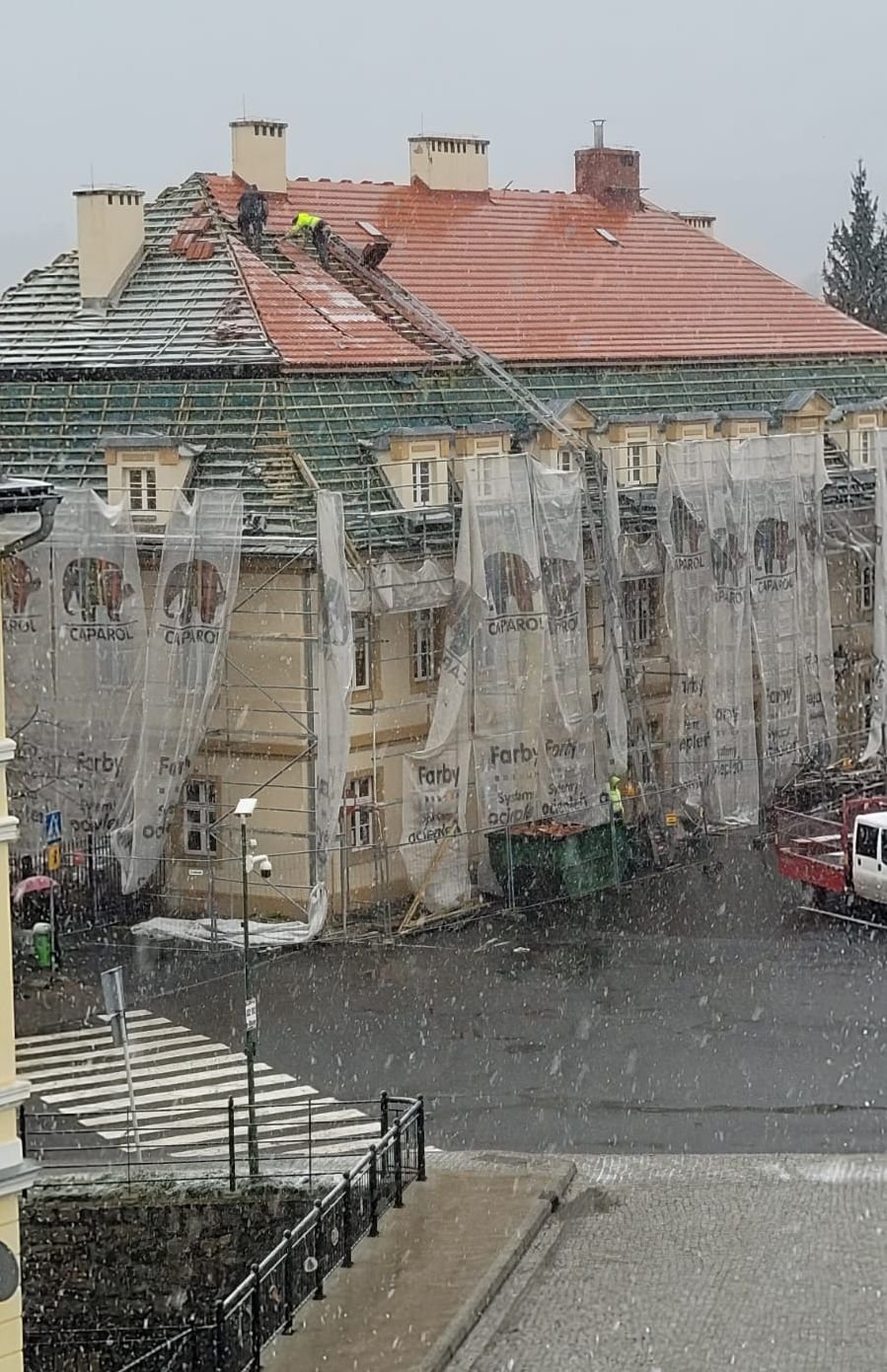 trwa-remont-dachu-jedynki-130240