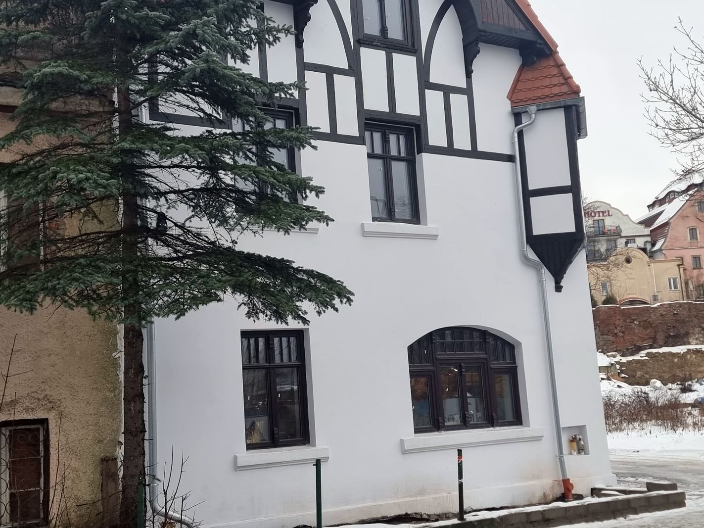 kolejny-budynek-podnosi-sie-z-ruin-130384