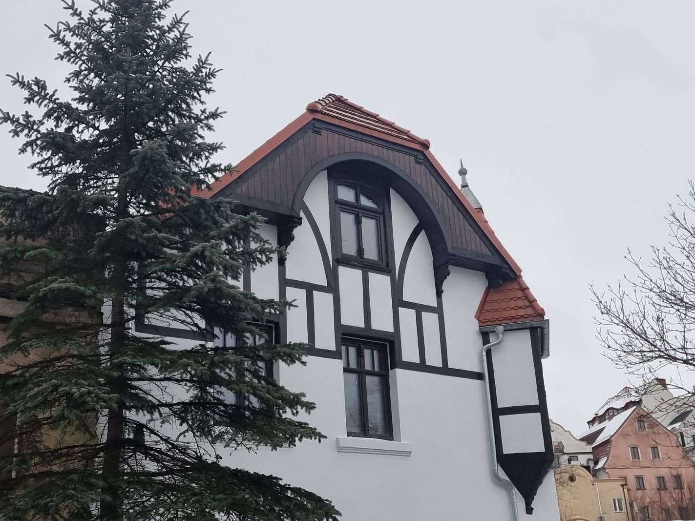 kolejny-budynek-podnosi-sie-z-ruin-130384