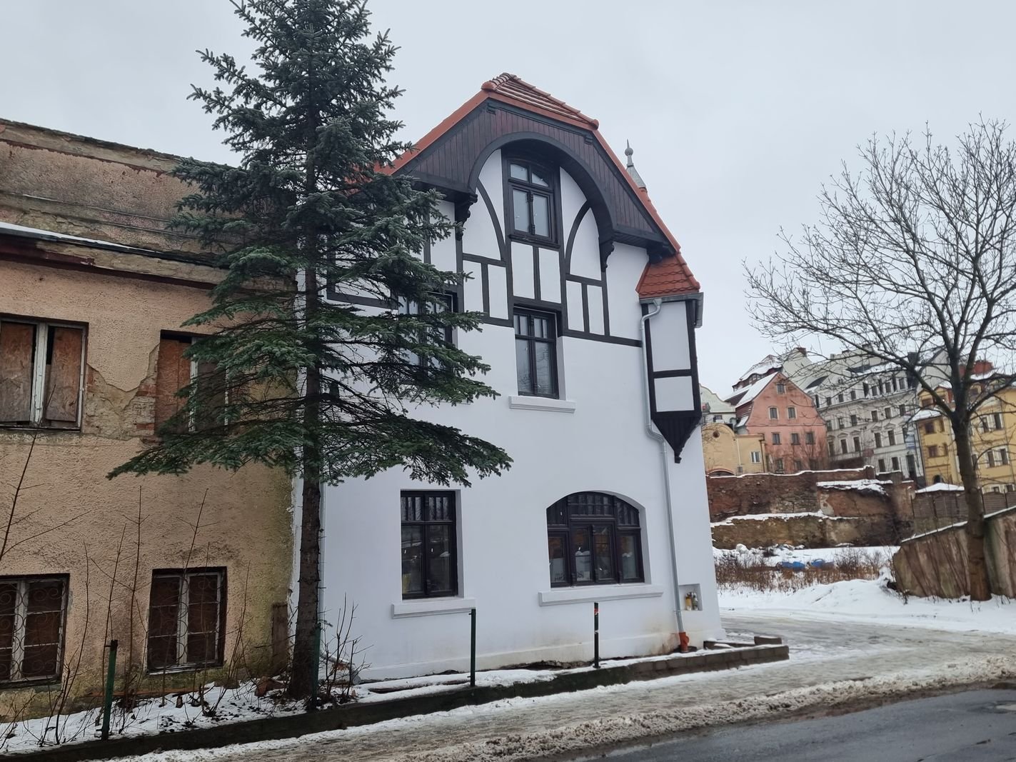 kolejny-budynek-podnosi-sie-z-ruin-130384