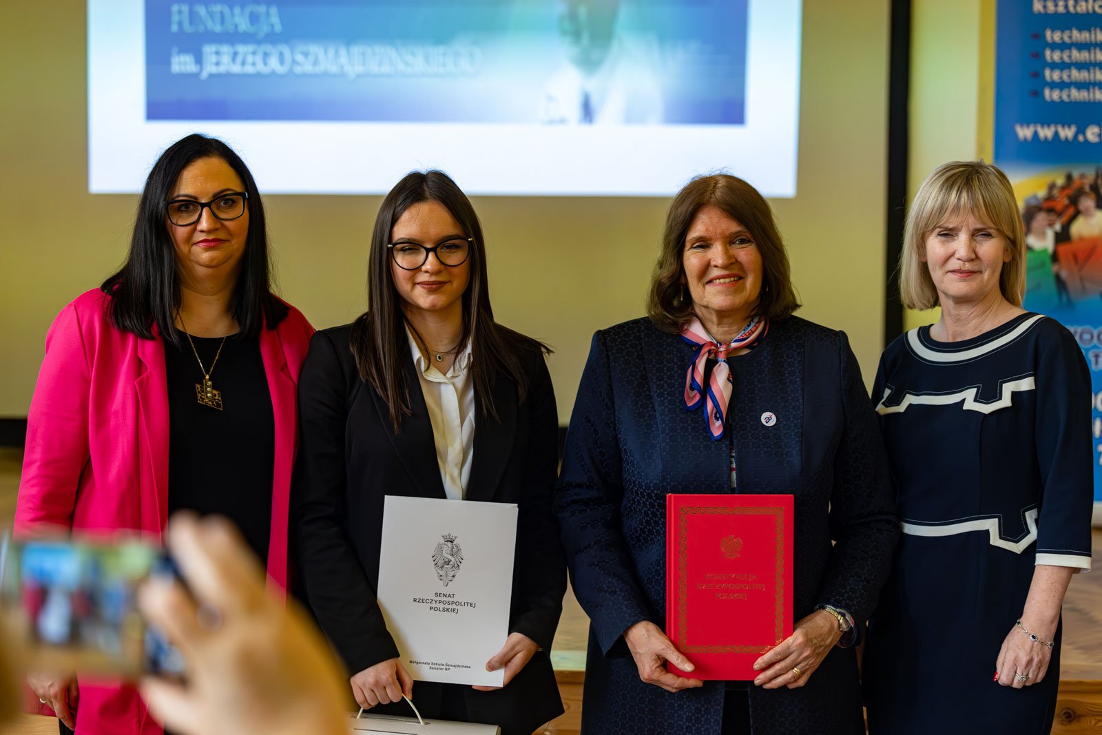 Od lewej: Eliza Cisło – mam Sary, Sara, M. Szmajdzińska, dyr. szkoły Joannna Marczewska.