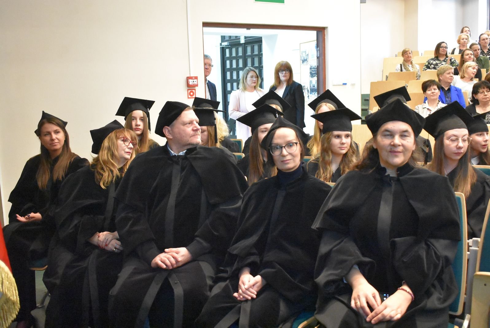 dyplomy-dla-absolwentow-uniwersytetu-liderow-130597