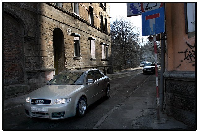 Po ulicach Jeleniej Góry jeździ coraz więcej aut przystosowanych do ruchu lewostronnego.
