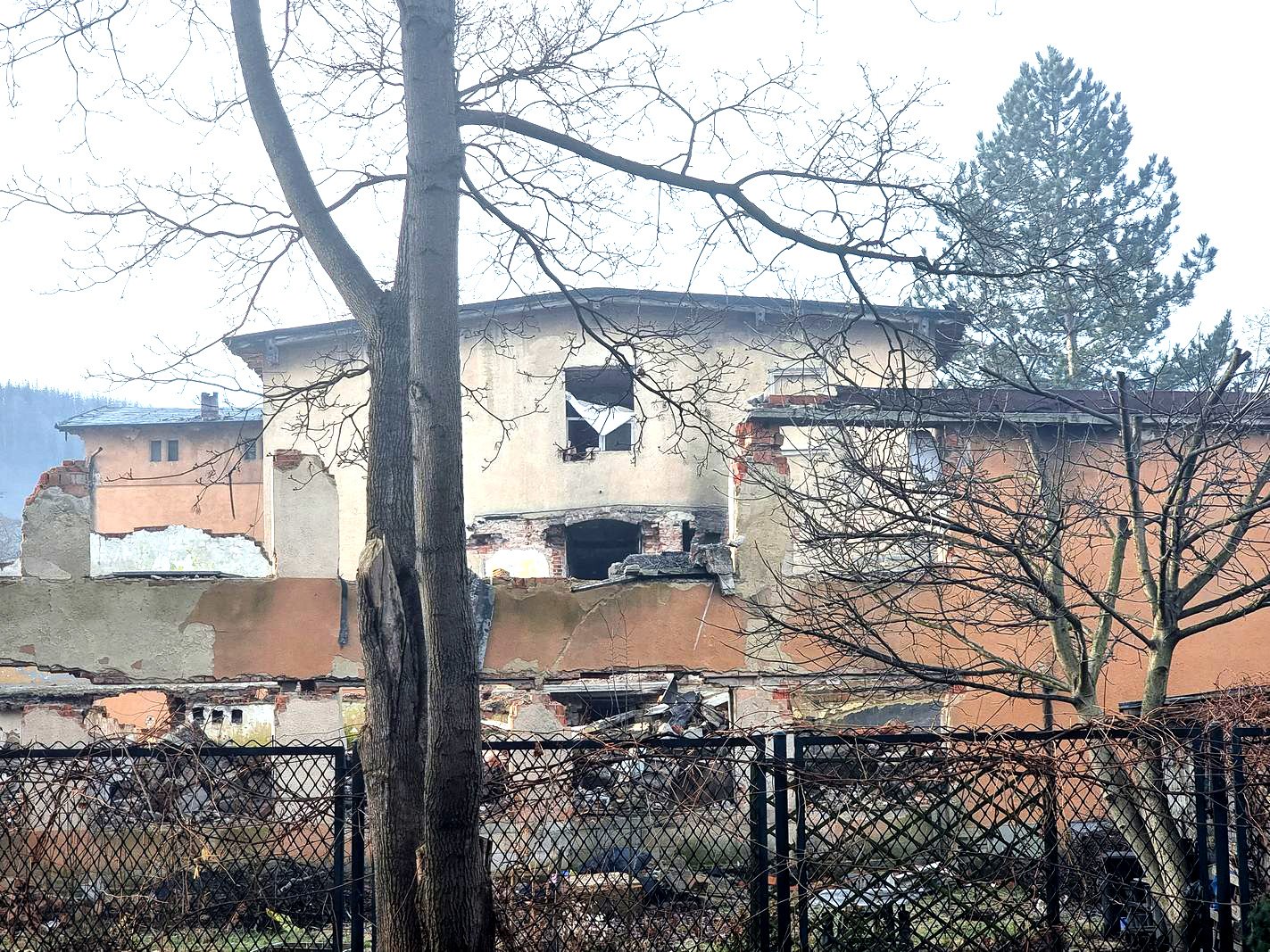 trwa-demolka-szkoy-w-sobieszowie-130720