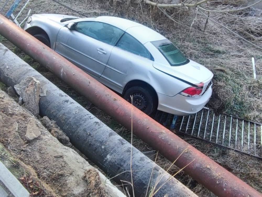auto-prawie-wpado-do-rzeczki-130787