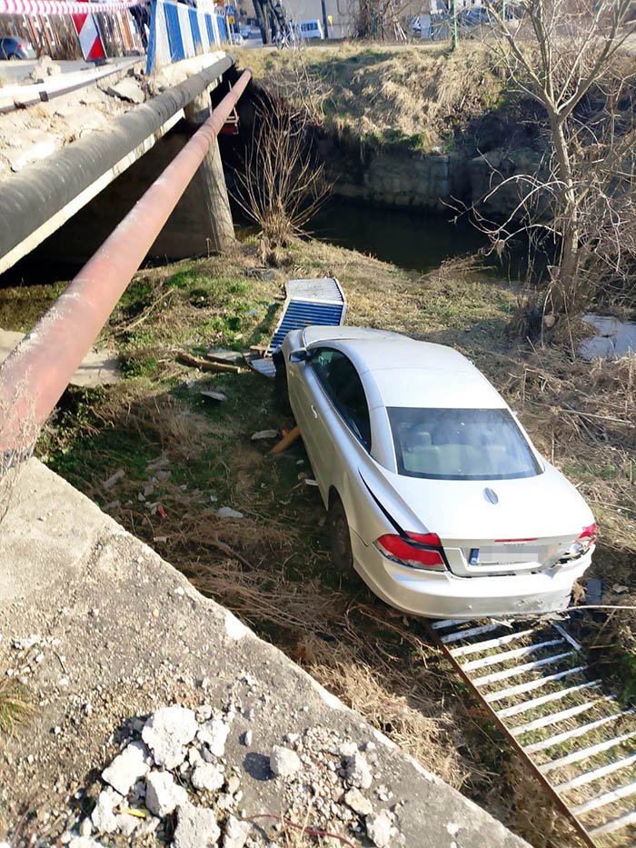 auto-prawie-wpado-do-rzeczki-130787