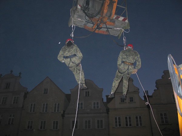 Harcerze zjeżdżali na linach z podnośnika.