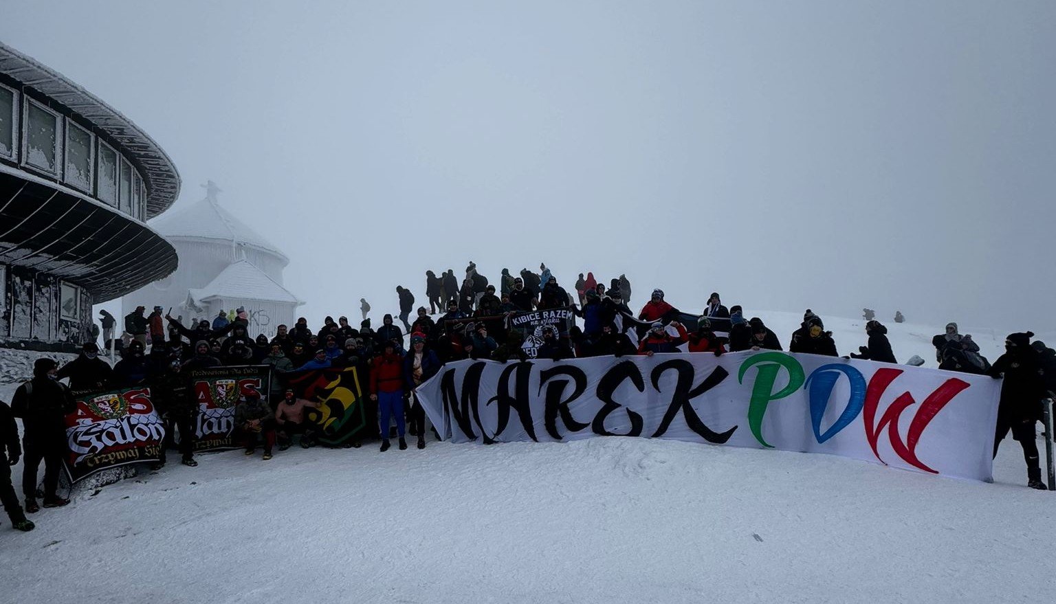 ponad-100-kibicow-weszo-na-sniezke-i-rozpalio-ognisko-130957
