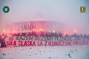 Wspólne zdjęcie kibiców podczas wejścia na Śnieżkę ubiegłorocznej zimy.