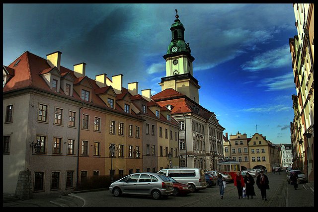 Plac Ratuszowy – zdaniem wielu mieszkańców – najładniej wyglądałby bez samochodów, ale wprowadzić całkowitego zakazu wjazdu i postoju pojazdów po prostu się nie da.