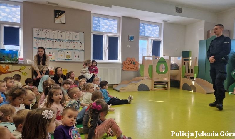 dzielnicowy-odwiedzi-przedszkolaki-131155