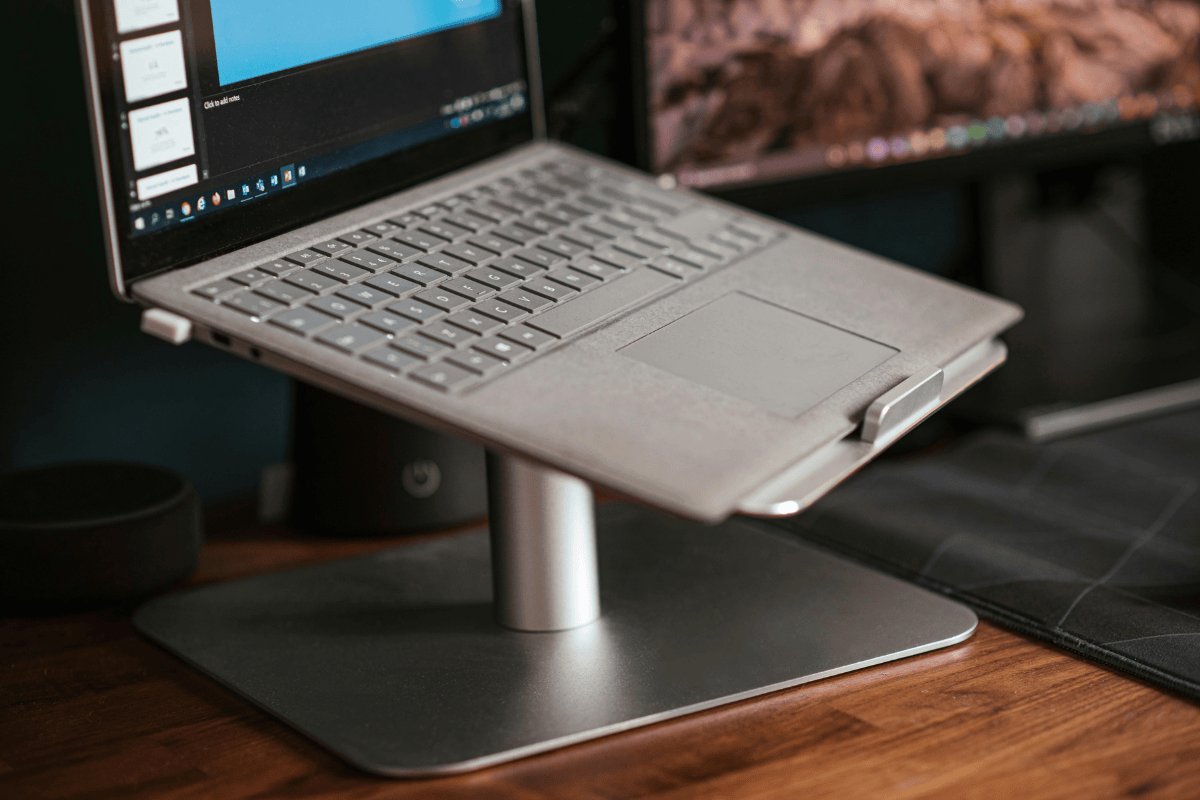ergonomia-w-biurze-jak-wybrac-idealna-podstawke-pod-laptopa-131227