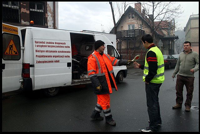lezacy-policjanci-przed-mechanikiem-13123