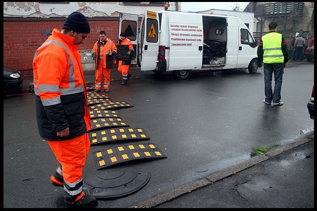 lezacy-policjanci-przed-mechanikiem-13123