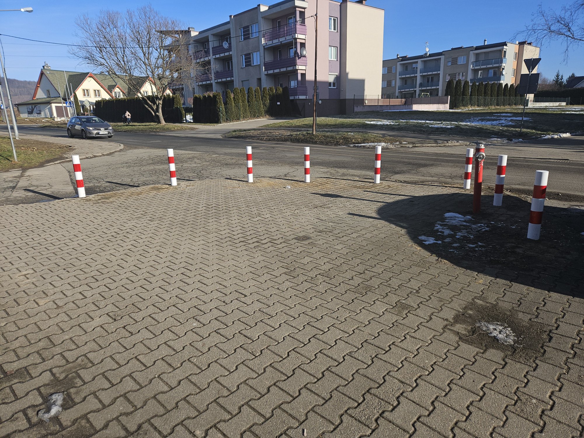 osiem-supkow-kontra-parkujacy-na-chodniku-131362