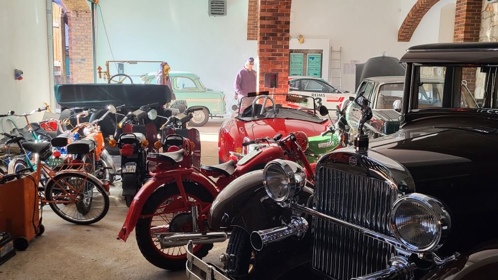 Zabytkowe samochody i motocykle lokowane są w nowym miejscu – w dawnym domu handlowym przy ul. Długiej w Jelenie Górze.