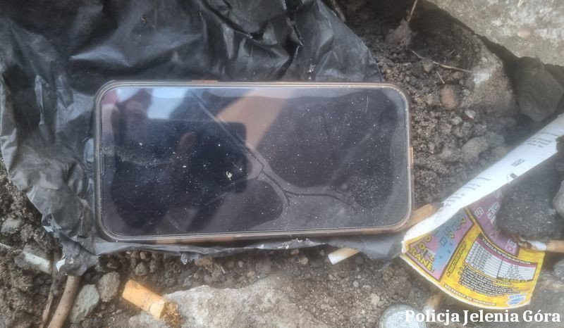 ukrad-i-schowa-telefon-pod-chodnikiem-131611