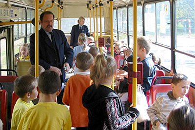 Poprzez akcje edukacyjne MZK dba o bezpieczeństwo asażerów.