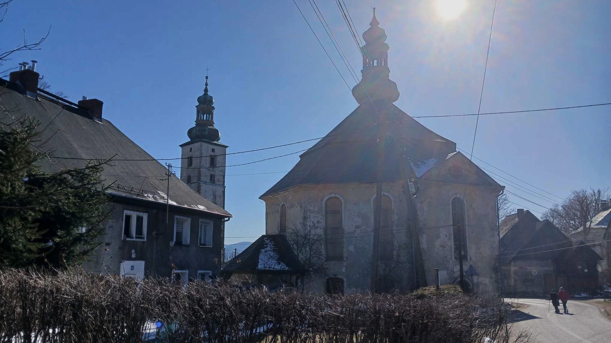 komarno-nietypowy-koscio-w-sercu-wioski-131727