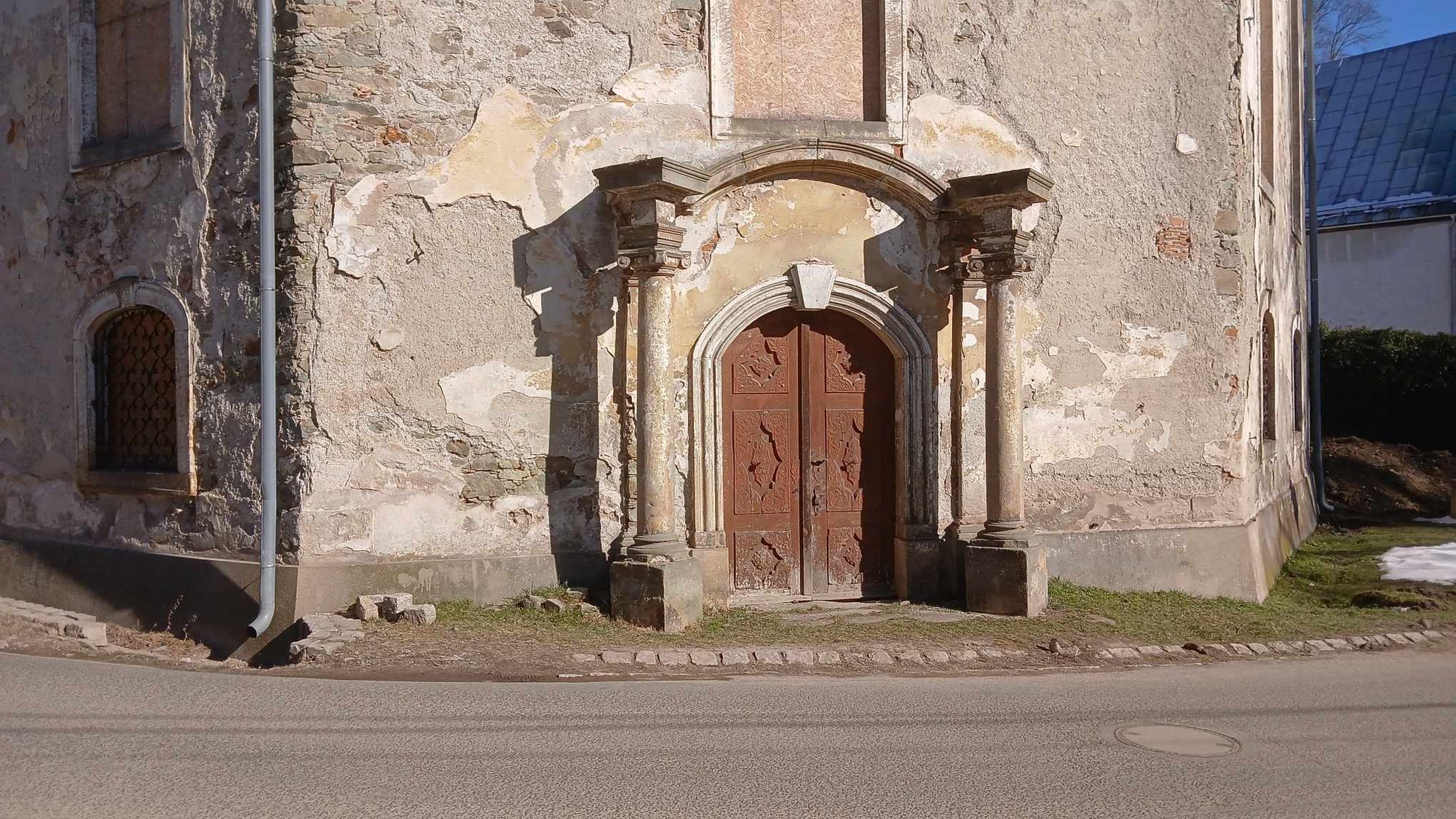 komarno-nietypowy-koscio-w-sercu-wioski-131727