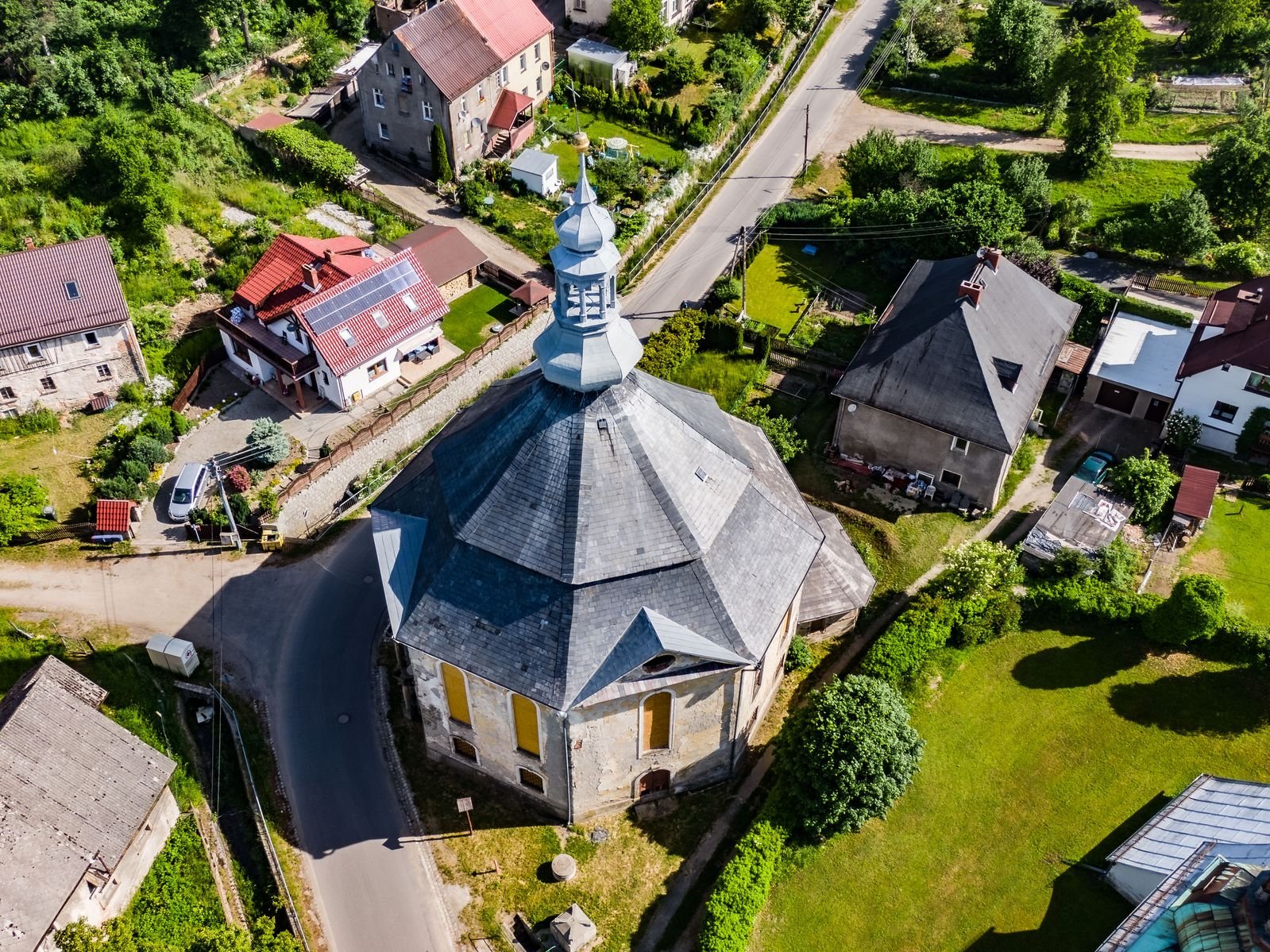 komarno-nietypowy-koscio-w-sercu-wioski-131727
